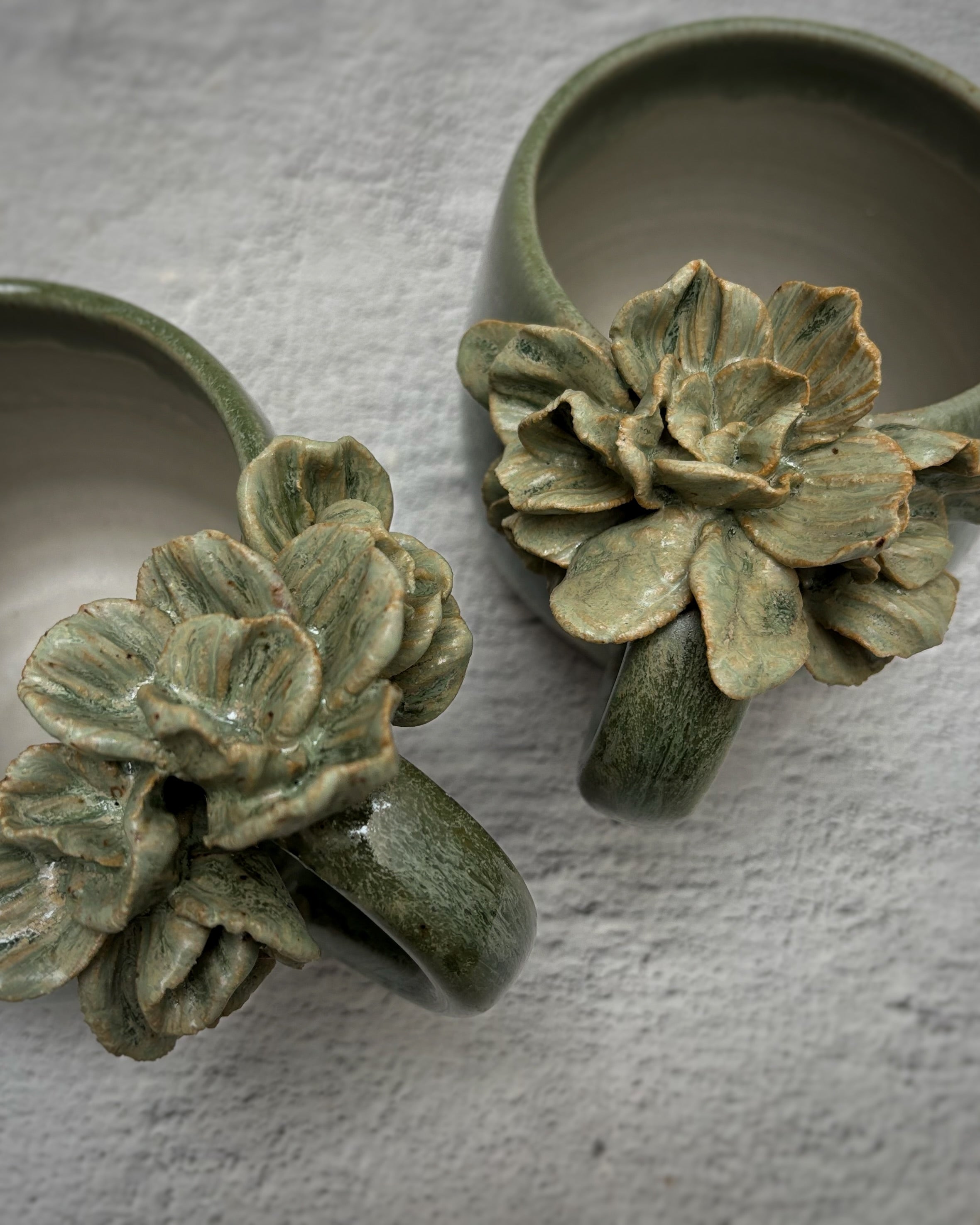 Taza de Cerámica - Asa Decorada Flores verde.