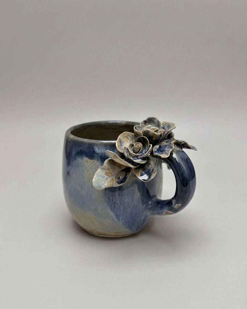 Taza de Cerámica - Asa Decorada rosas azul.