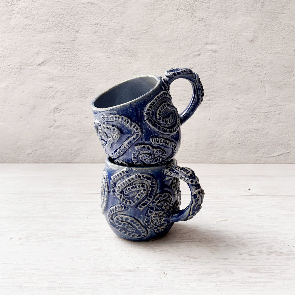 Taza de Cerámica Artesanal - Azul bordado - Hecha a Mano