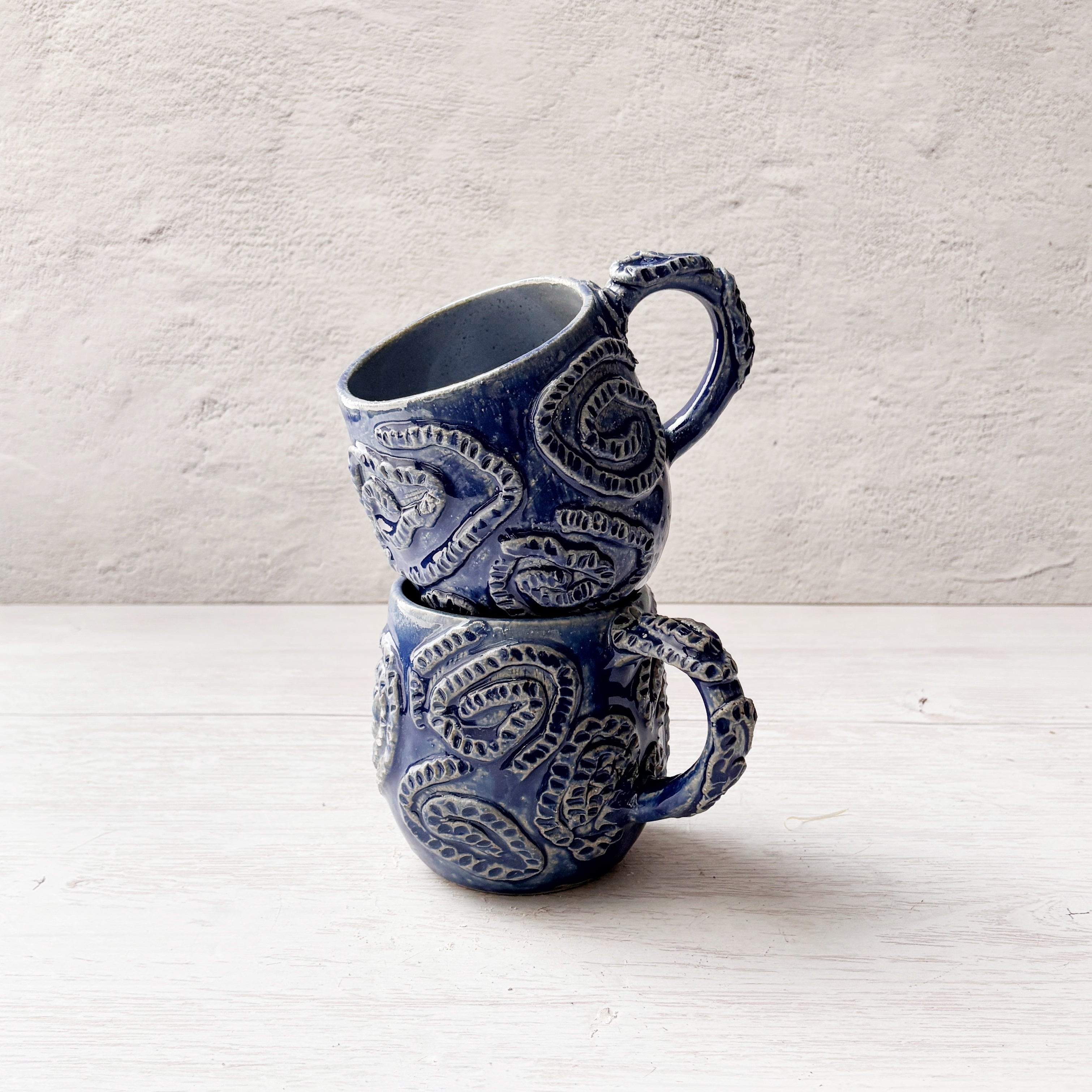 Taza de Cerámica Artesanal - Azul bordado - Hecha a Mano