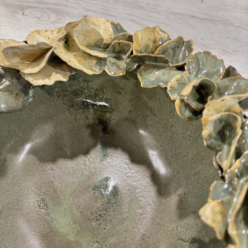 Bowl orgánico con bordes de hojas - en verdes y arena