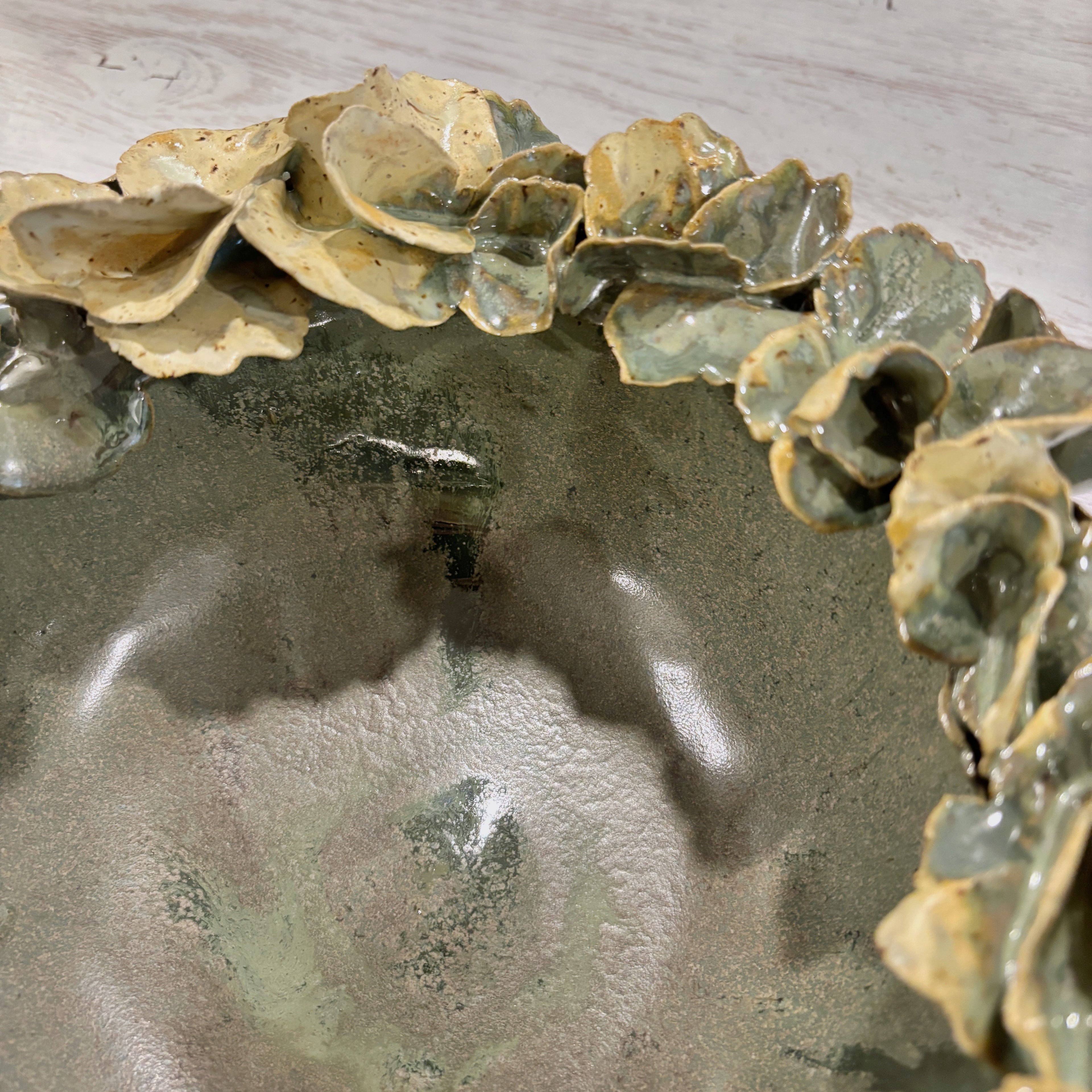 Bowl orgánico con bordes de hojas - en verdes y arena