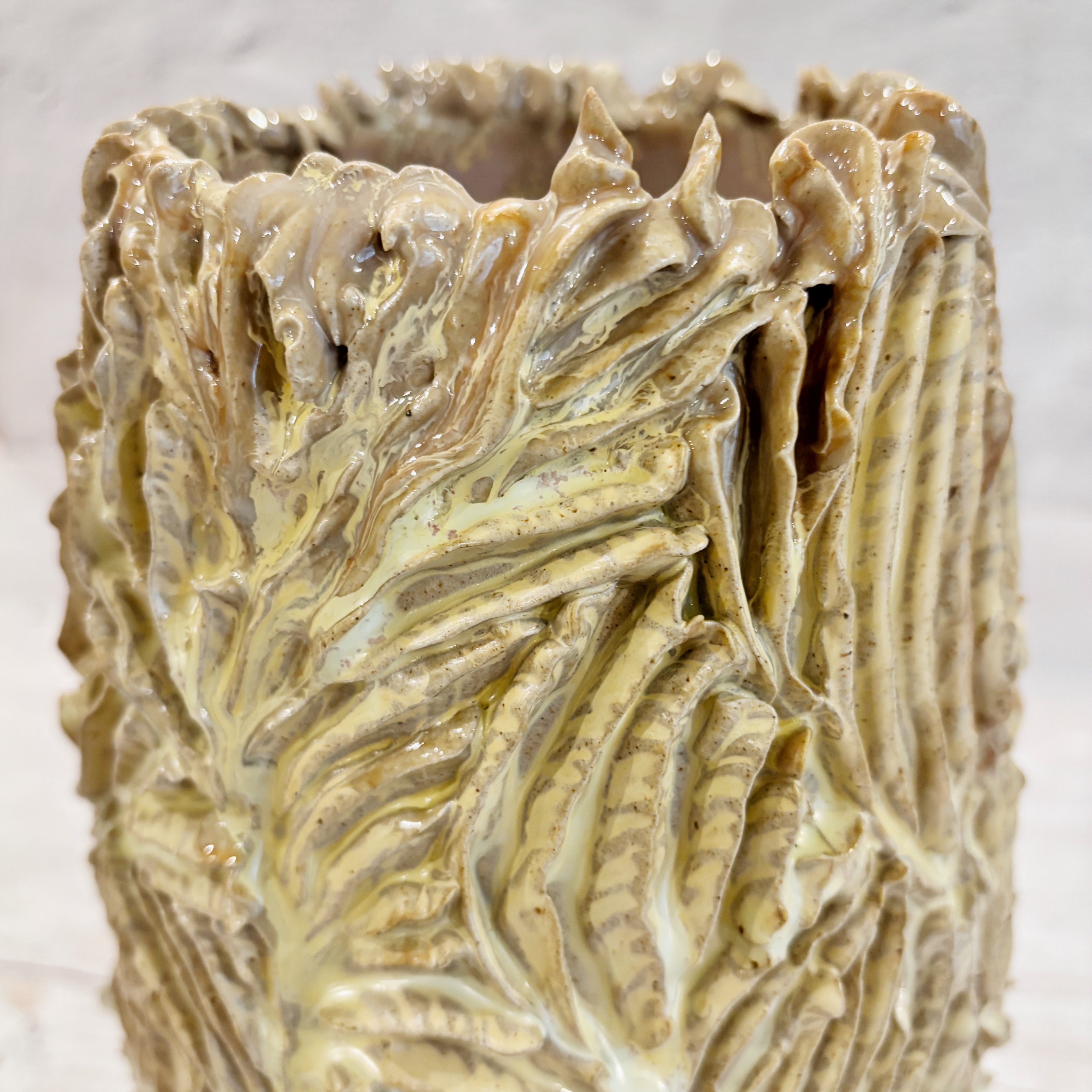 Jarrón de Ceramica en verdes y crema