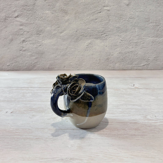 Taza de Cerámica Artesanal de 350ml con Asa Decorada con Rosas . Azul- Hecha a Mano
