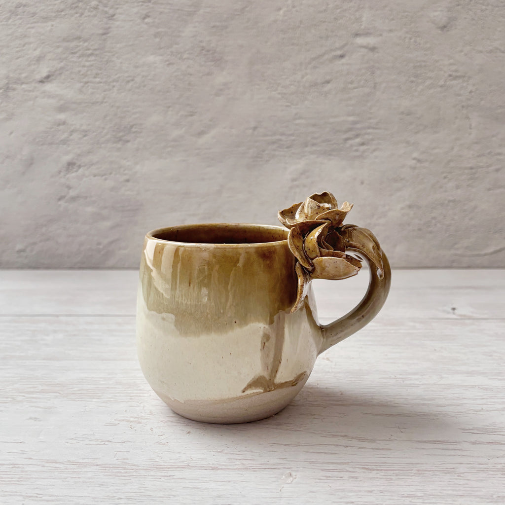 Taza de Cerámica Artesanal de 350ml con Asa Decorada con Rosas verdes. - Hecha a Mano