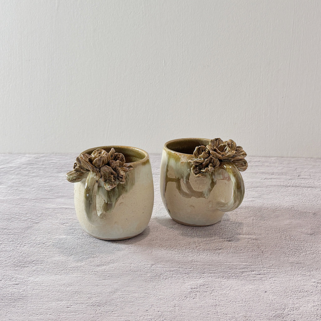 Taza de Cerámica Artesanal - Asa Decorada Flores verde. - Hecha a Mano