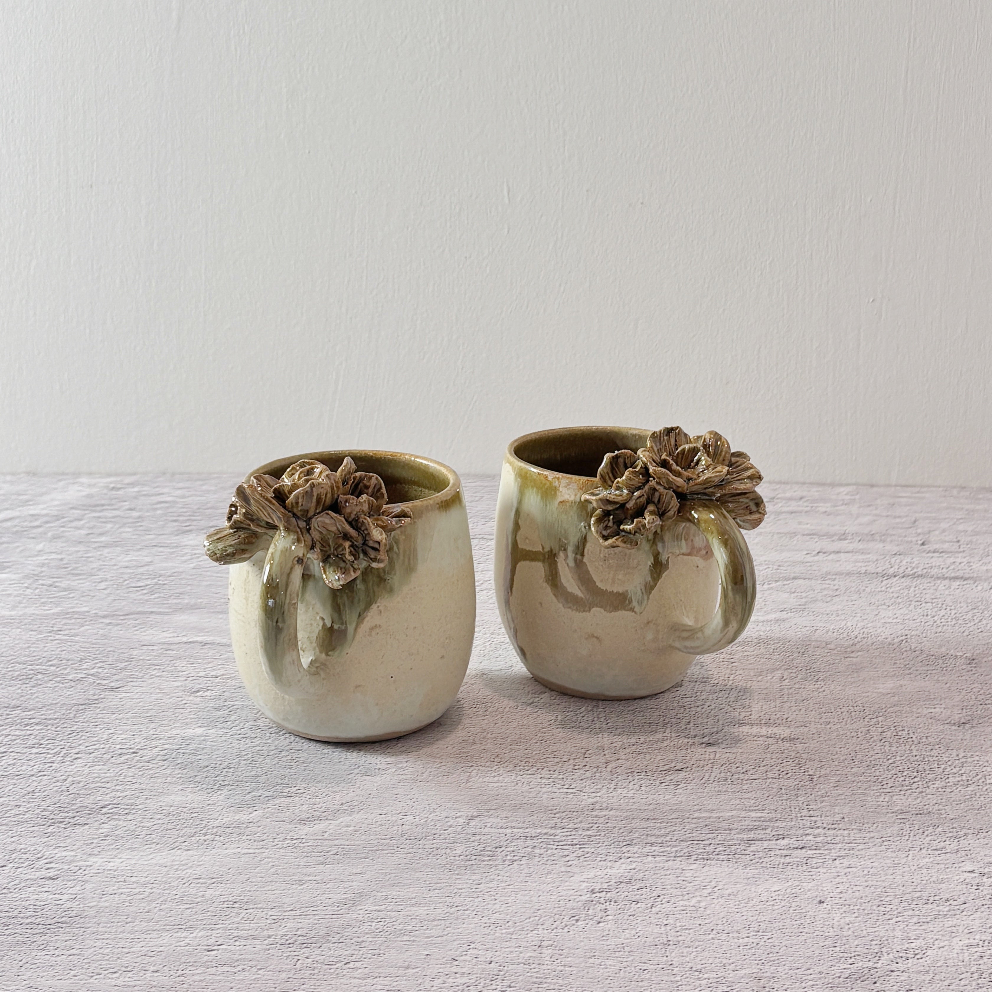 Taza de Cerámica Artesanal - Asa Decorada Flores verde. - Hecha a Mano