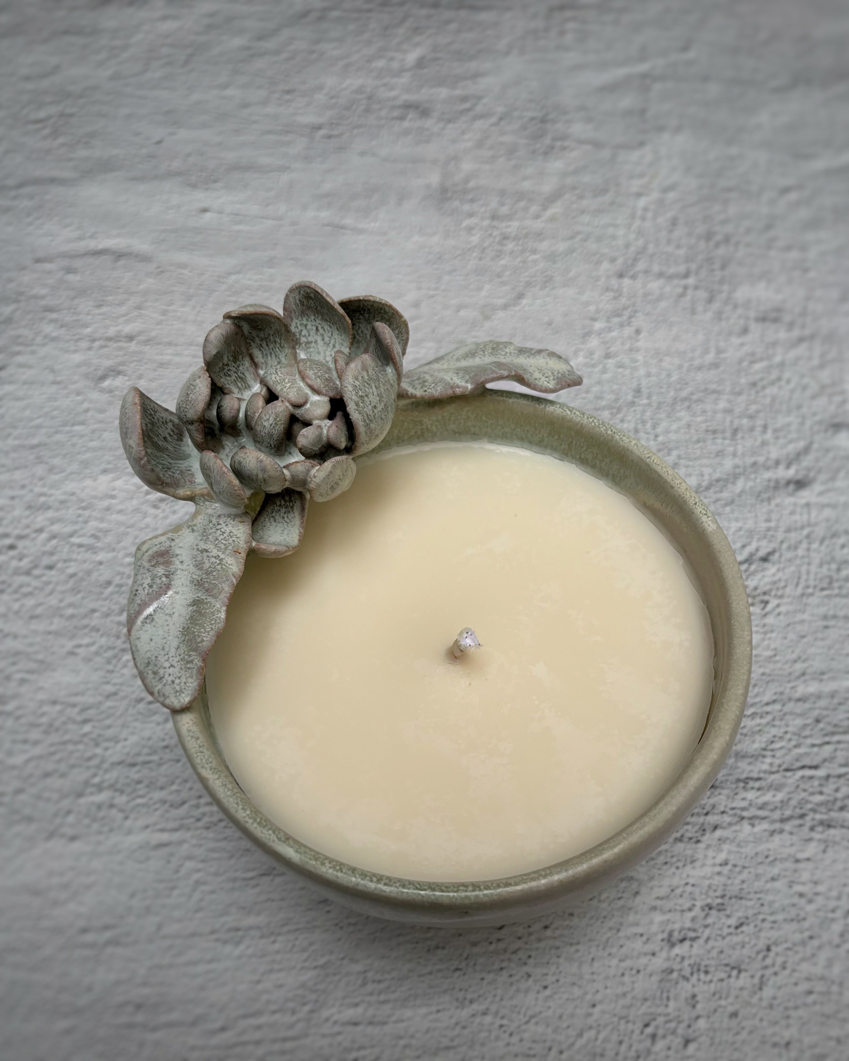 Velas aromáticas en bowl de Cerámica - Flor verde y blanco