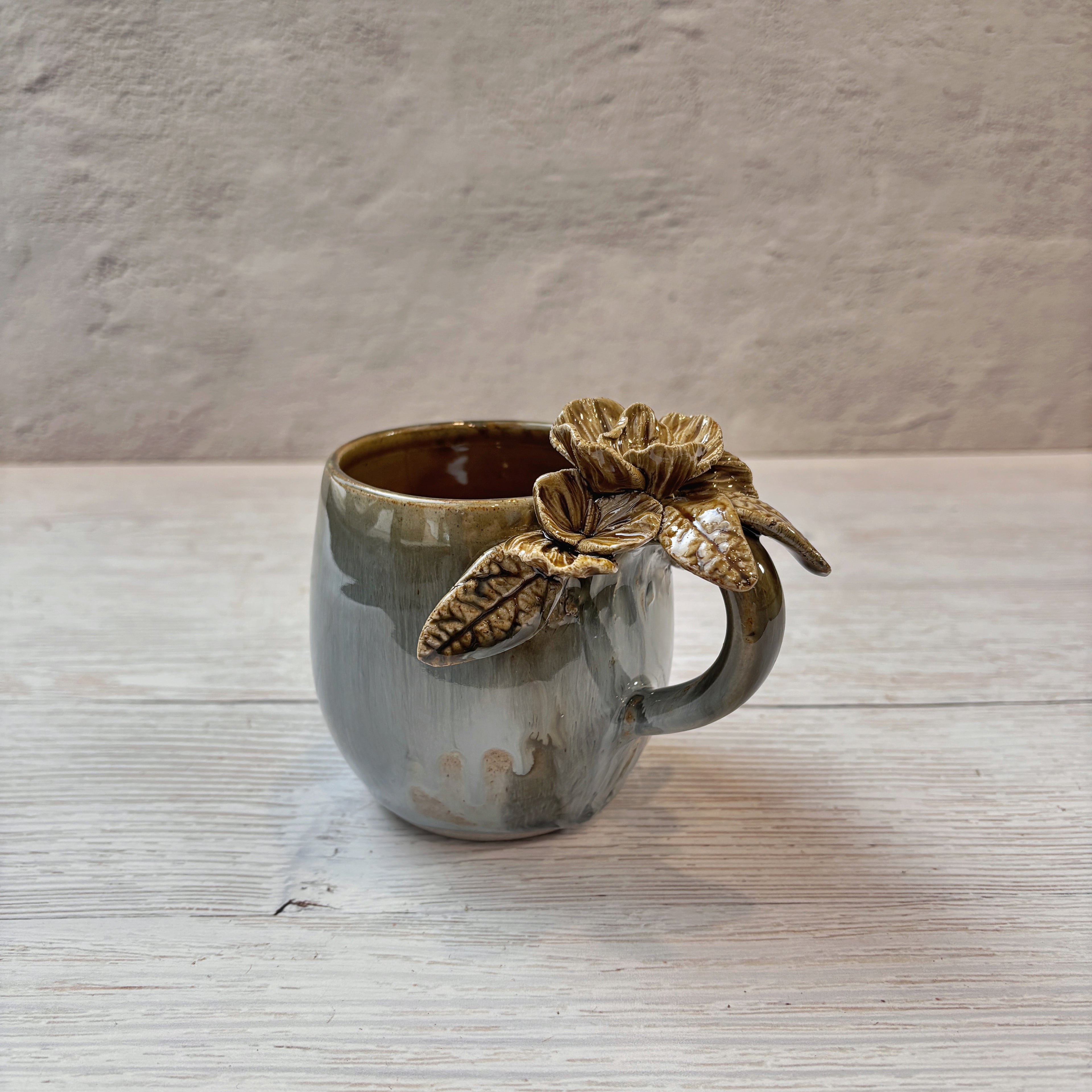 Taza de Cerámica Artesanal - Asa Decorada con rosas azul. - Hecha a Mano