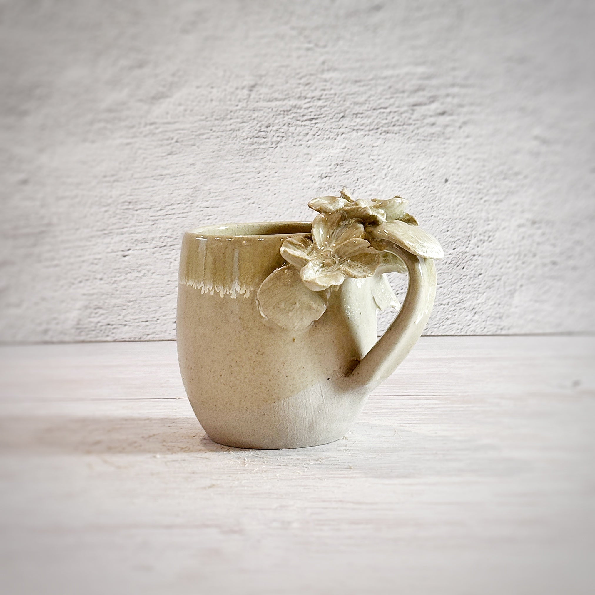Taza de Cerámica Artesanal de 300ml con Asa Decorada con Flores. Blancas- Hecha a Mano