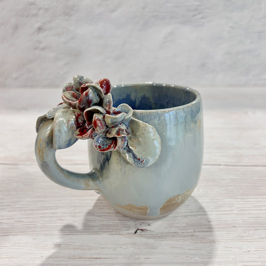 Taza de Cerámica Artesanal de 350ml con Asa Decorada con Hortensia en azules y arena. - Hecha a Mano