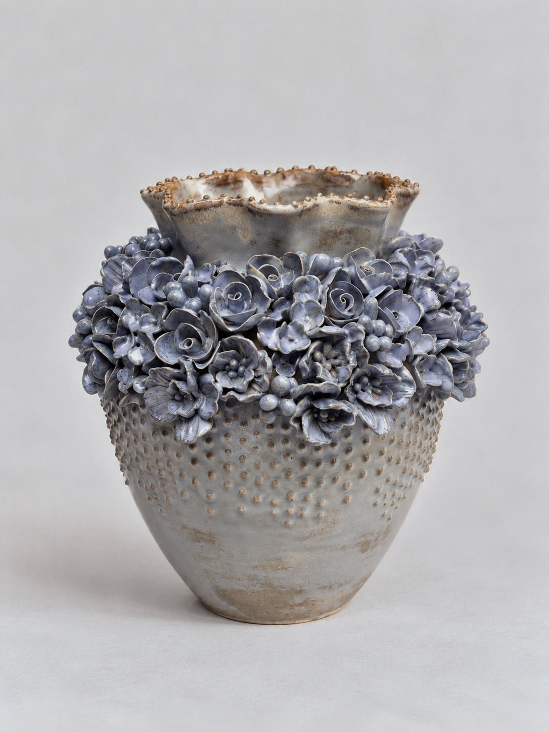 Jarrón escultórico de flores lavanda