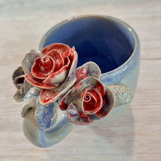 Taza de Cerámica Artesanal de 350ml con Asa Decorada con Rosas rojas. - Hecha a Mano