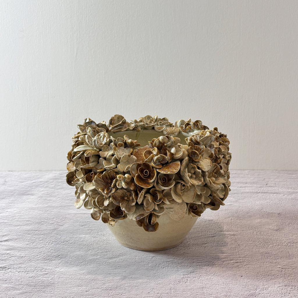 Jarrón ovalado con flores