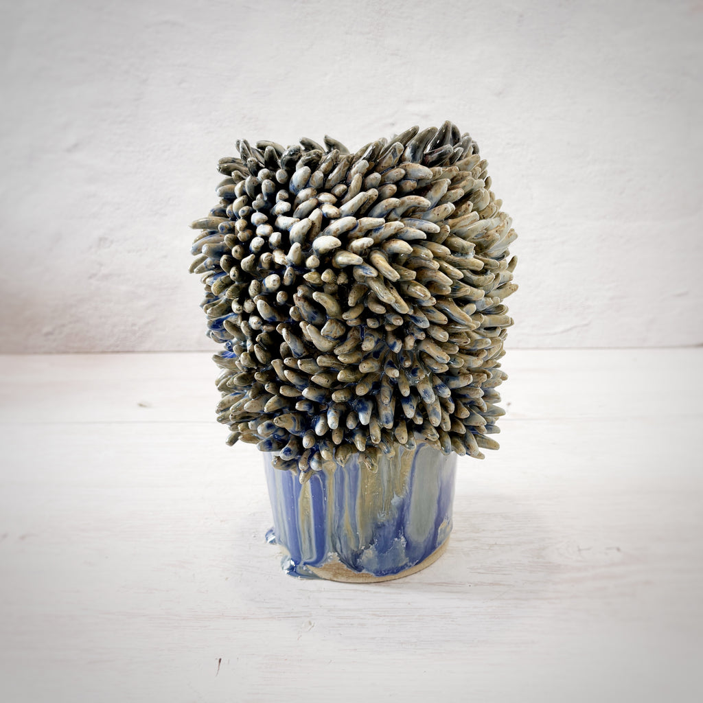 Jarrón escultórico de cerámica hecho a mano