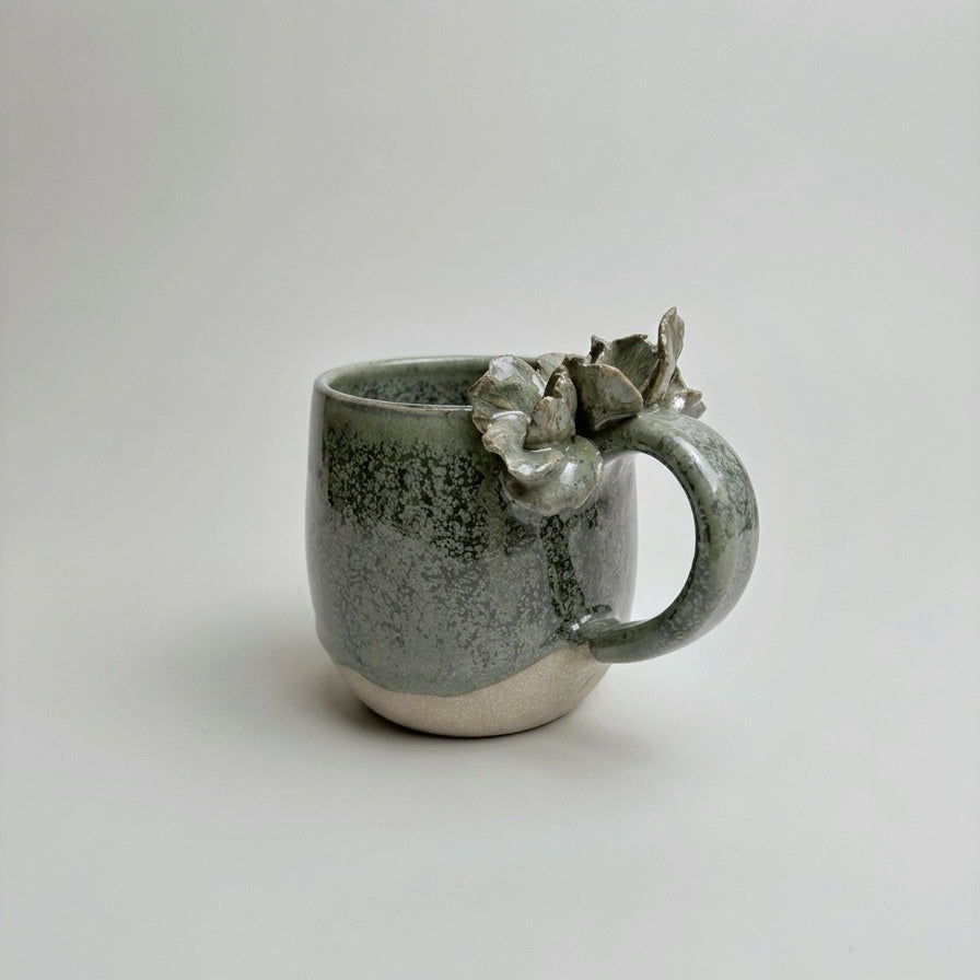 Taza de Cerámica Artesanal - Asa Decorada Flores verde. - Hecha a Mano