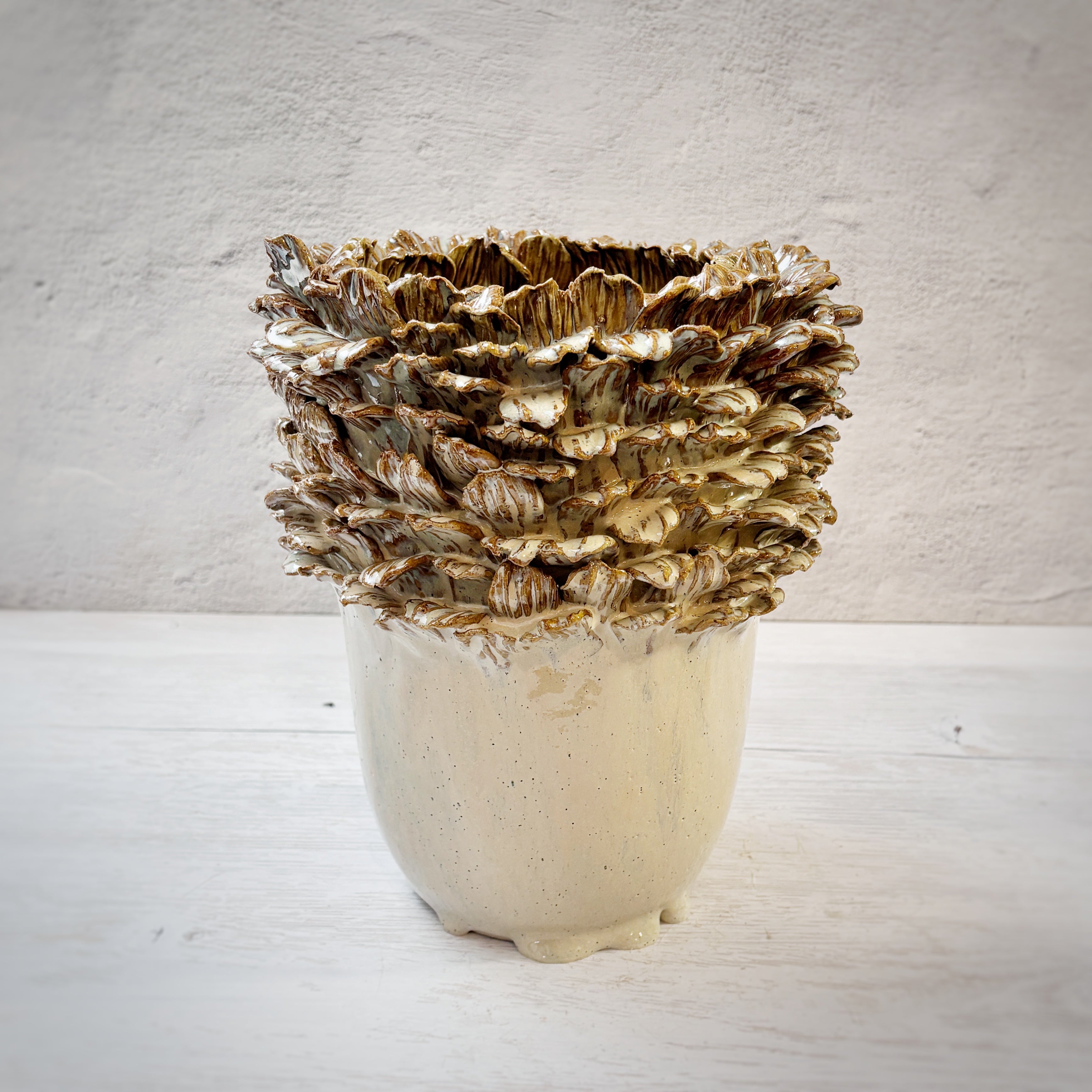 Jarrónde cerámica  Amazonas en verde y dorados