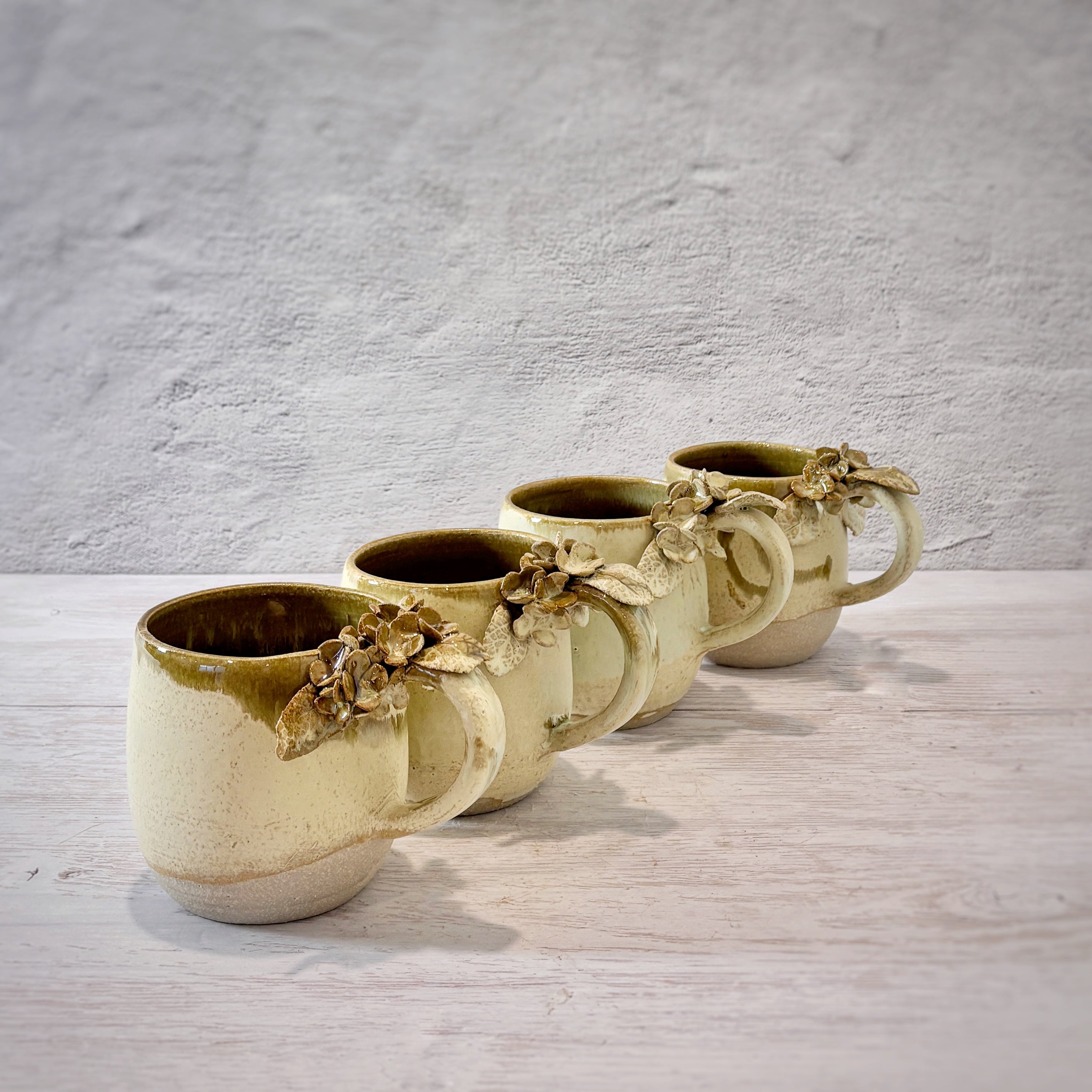 Taza de Cerámica Artesanal - Asa Decorada hortensia verde con caramelo. - Hecha a Mano