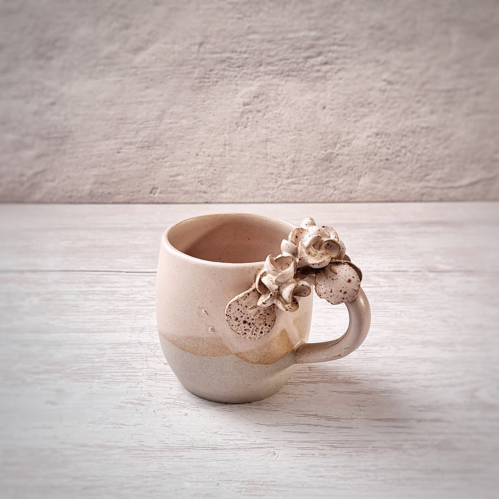 Taza de Cerámica Artesanal de 350ml con Asa Decorada con hortensias Rosadas. - Hecha a Mano