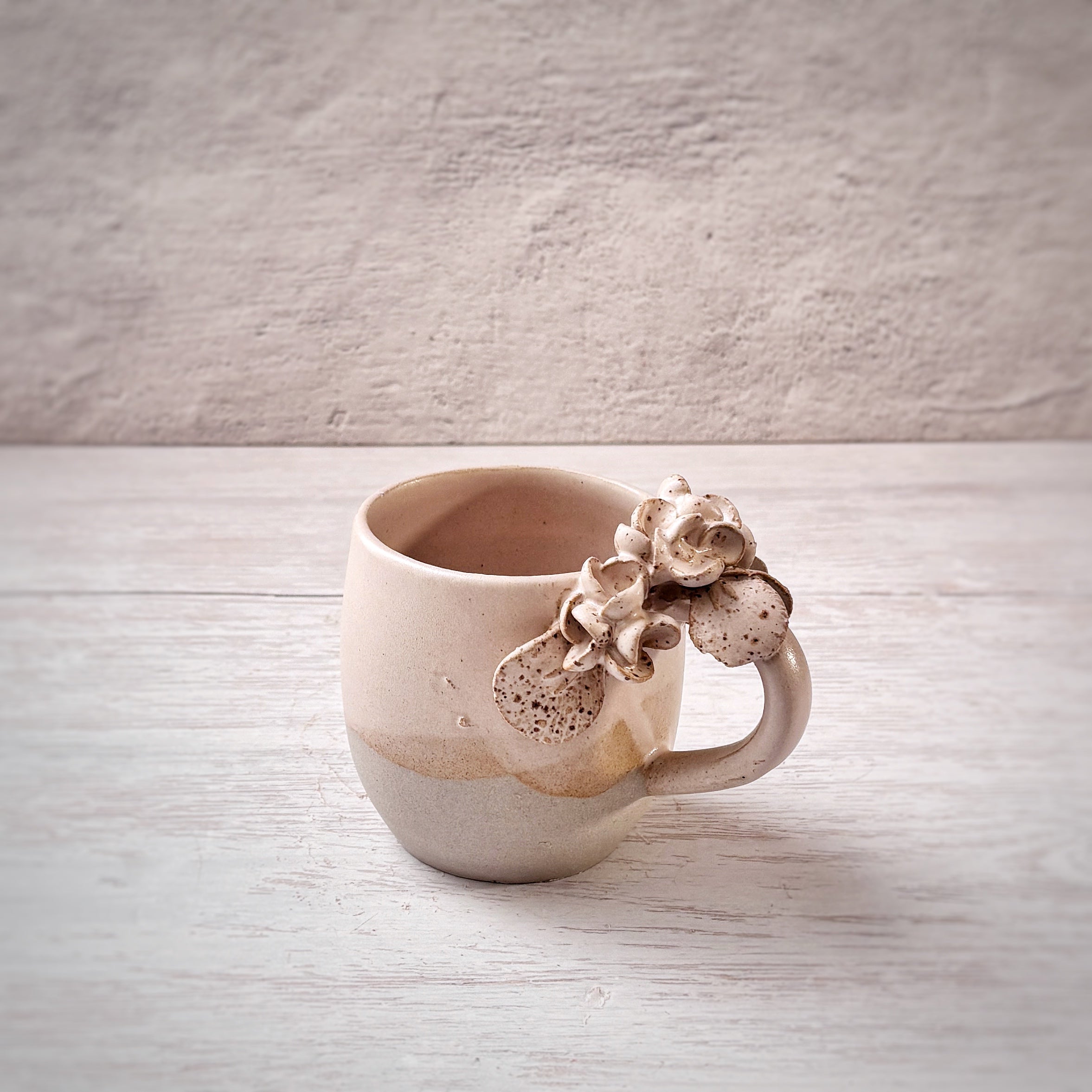 Taza de Cerámica Artesanal de 350ml con Asa Decorada con hortensias Rosadas. - Hecha a Mano