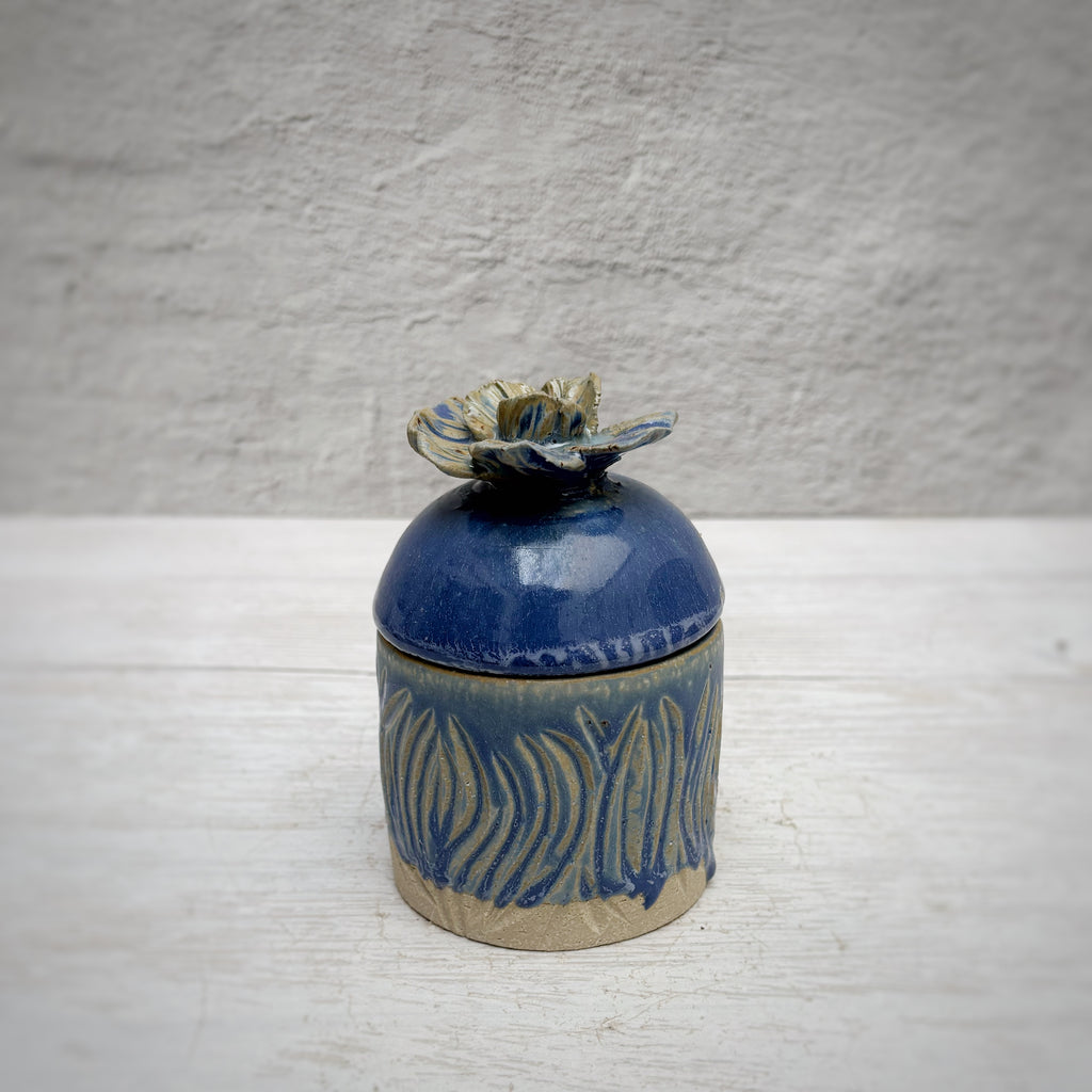 Vela en cofre de cerámica Floral -Poppy azul- aroma Cherry Blossoms
