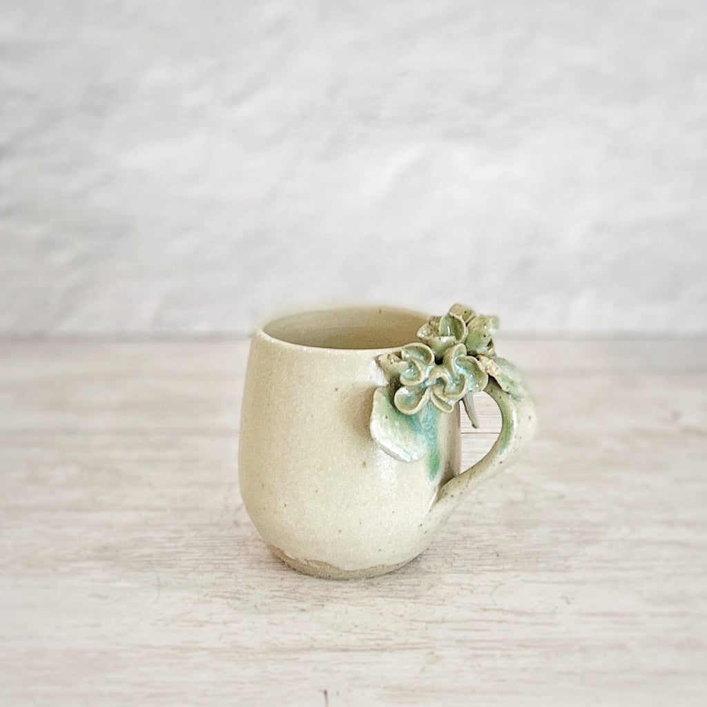 Taza de Cerámica Artesanal de 350ml con Asa Decorada en Forma de Hortensia. Blancas y Verde - Hecha a Mano