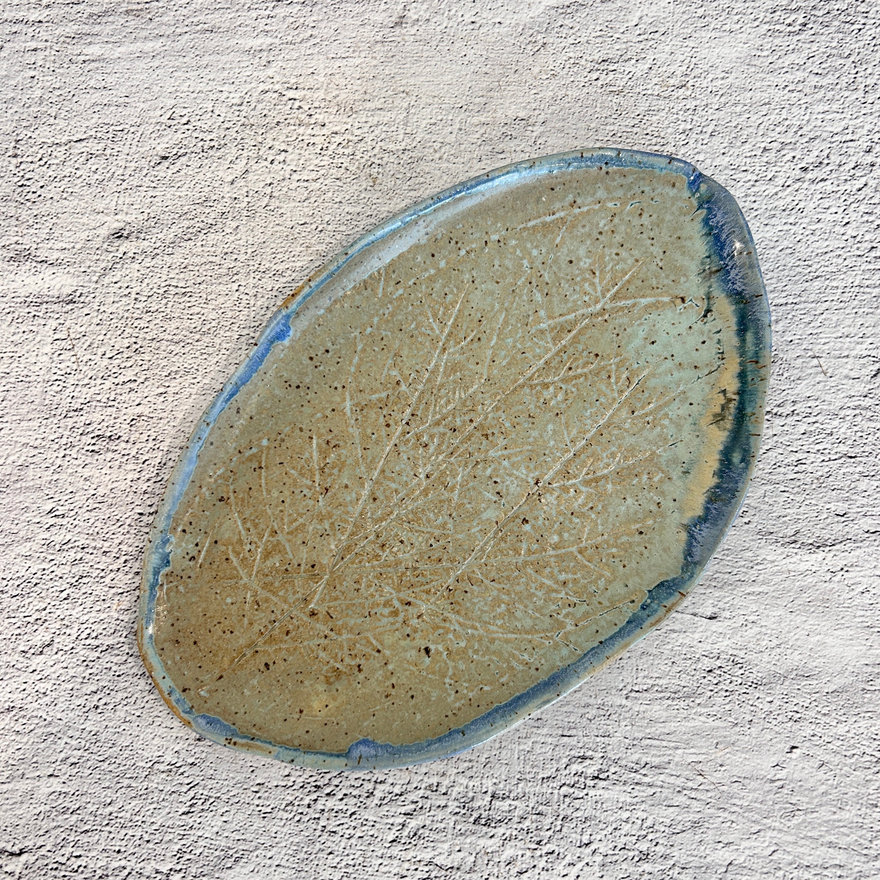 Plato / Bandeja  de cerámica azul arena en forma de hoja