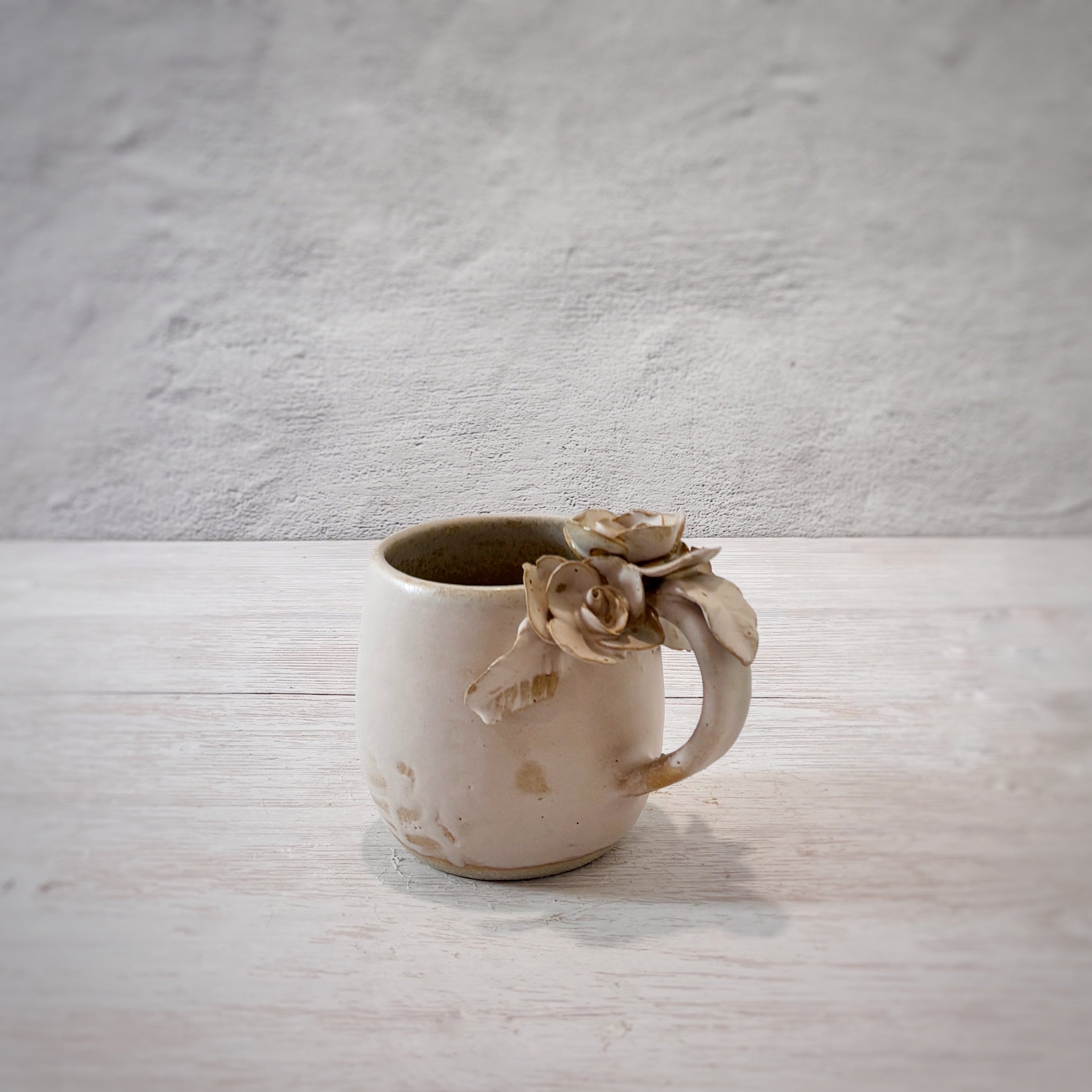 Taza de Cerámica Artesanal - Asa Decorada rosas. - Hecha a Mano