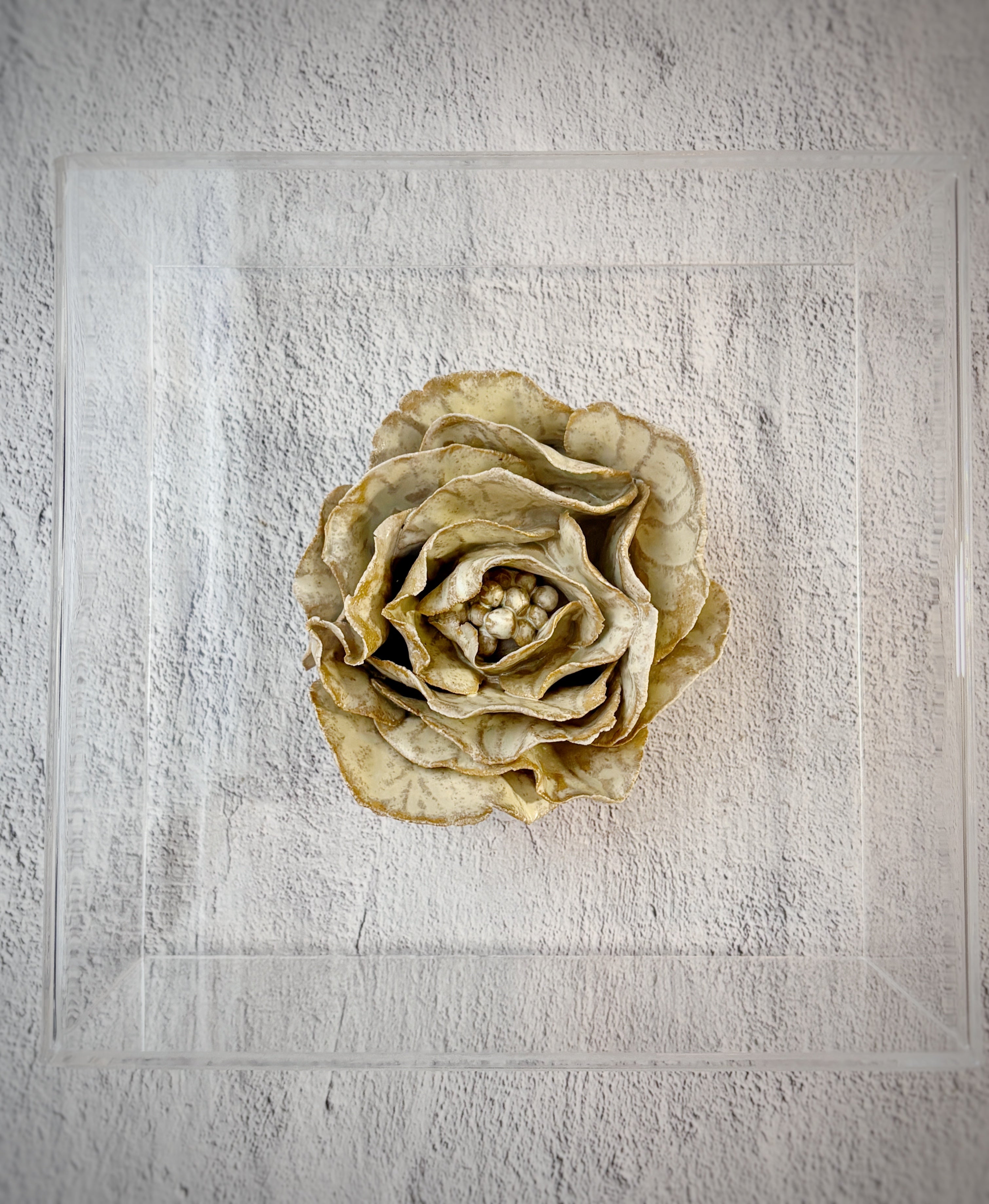 Escultura cerámica enmarcada en acrílico - Clavel