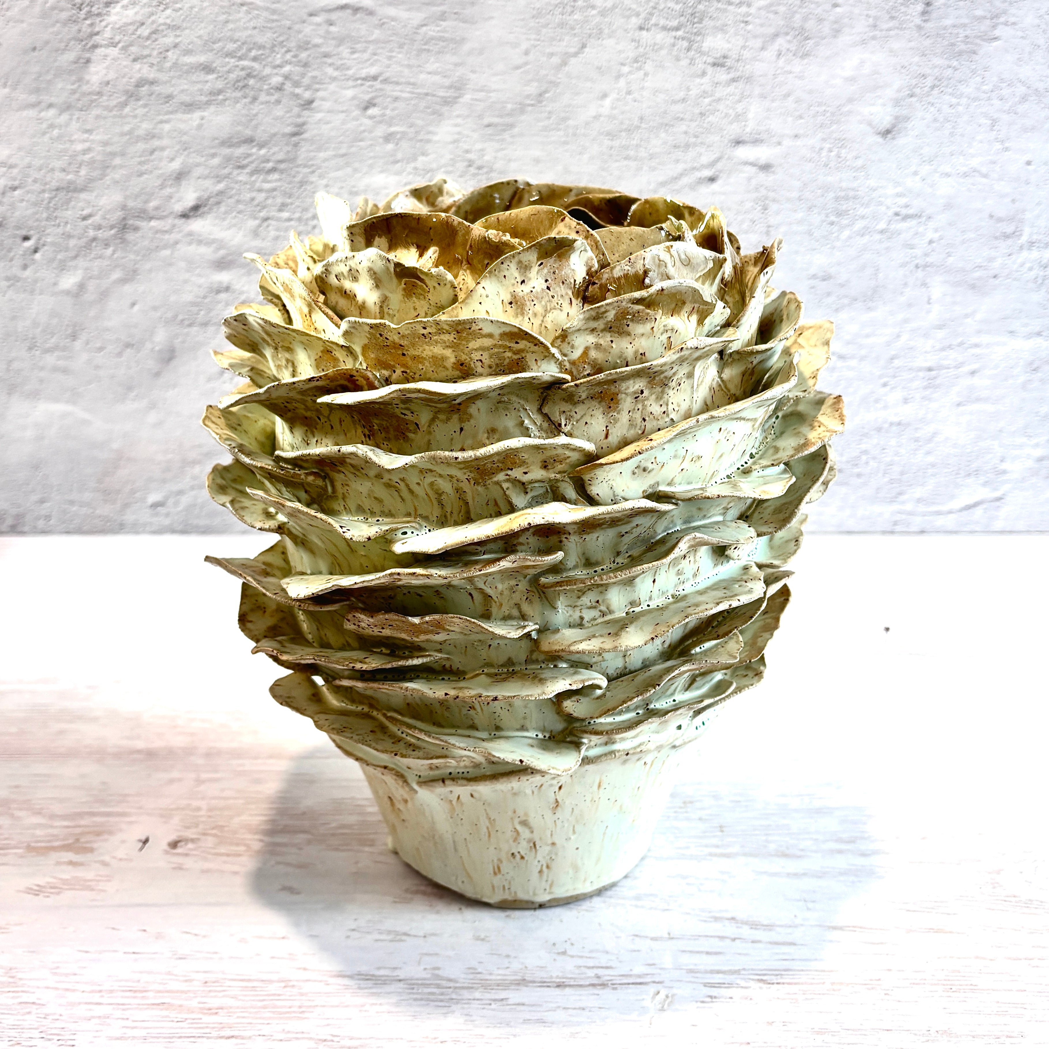 Jarrón escultórico en verdes y crema