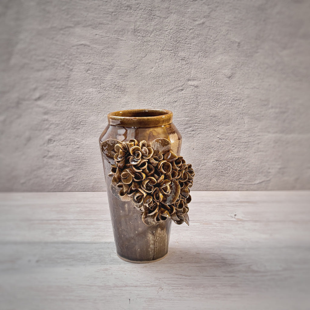 Jarrón marrón  con flores