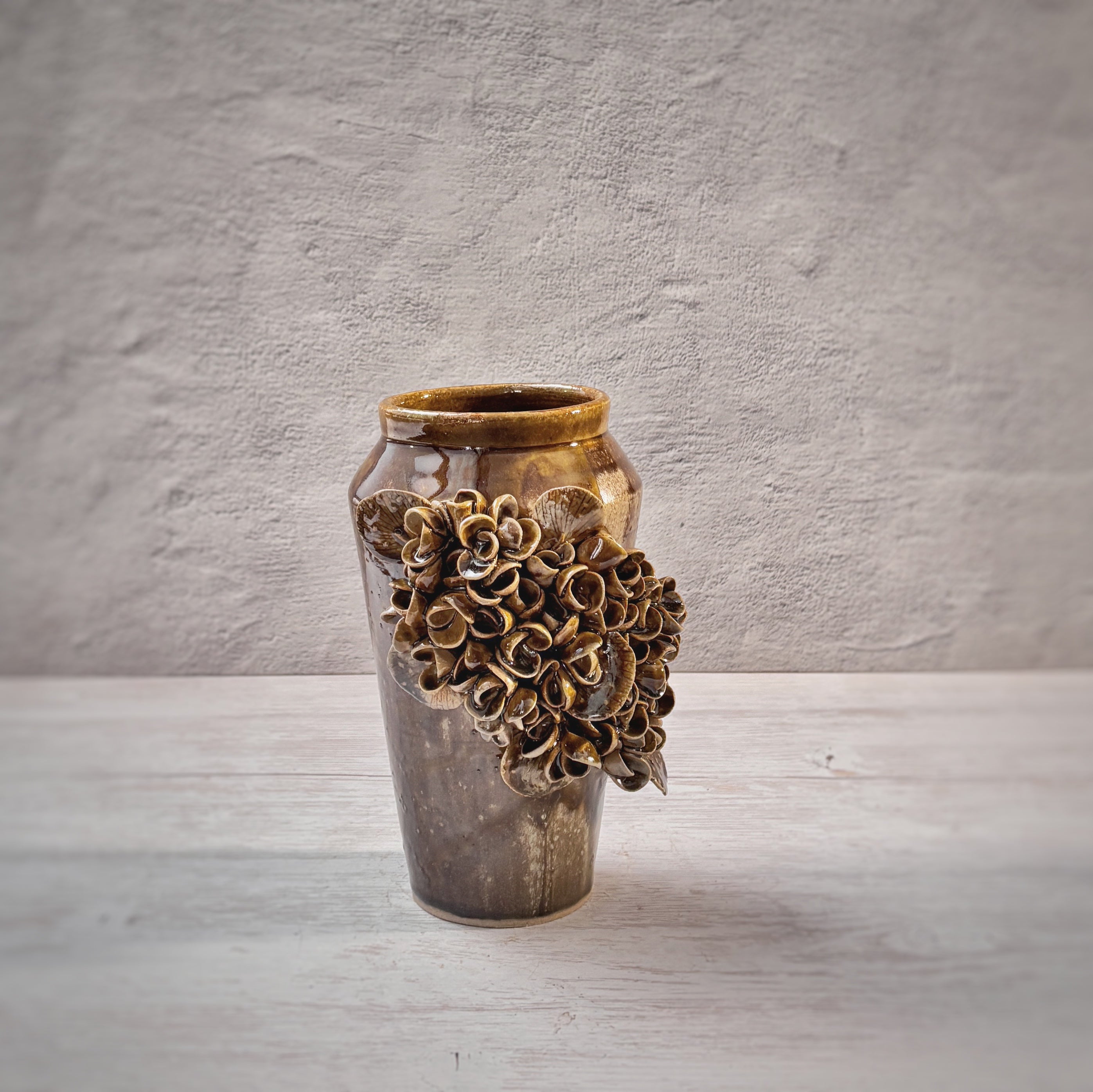 Jarrón marrón  con flores