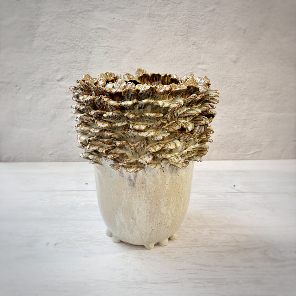 Jarrónde cerámica  Amazonas en verde y dorados