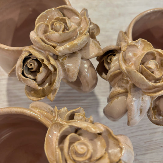 Taza de Cerámica Artesanal de 350ml con Asa Decorada con Rosas . - Hecha a Mano