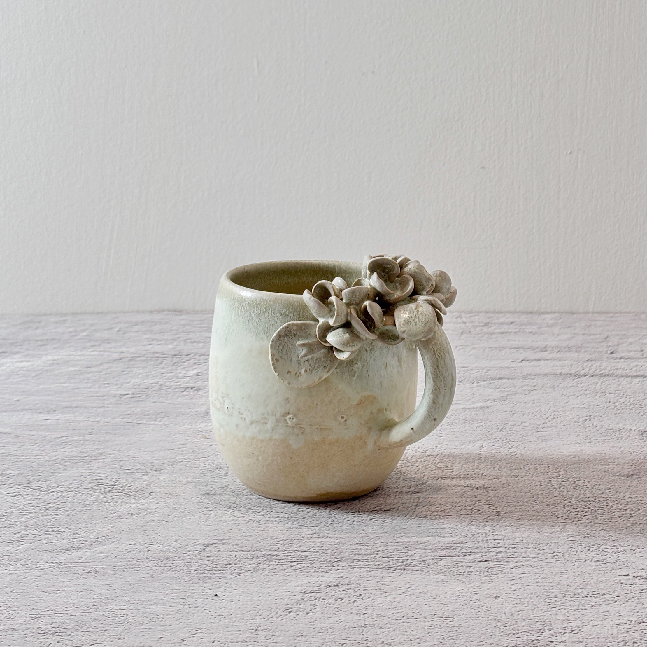 Taza de Cerámica Artesanal - Asa Decorada hortensia verde. - Hecha a Mano