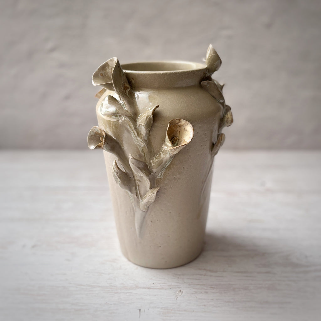 Jarrón blanco  con flores Lirios