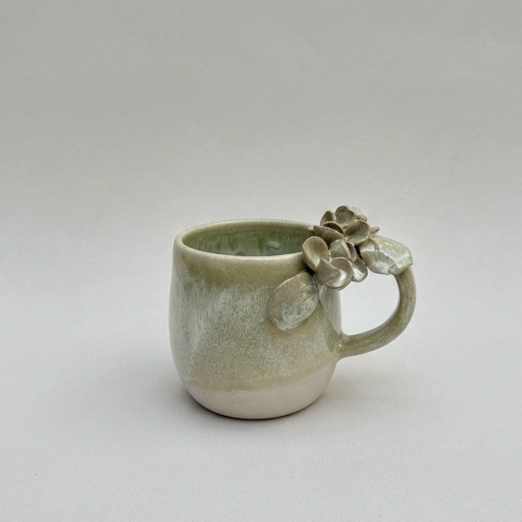 Taza de Cerámica Artesanal - Asa Decorada Hortensia verde agua. - Hecha a Mano
