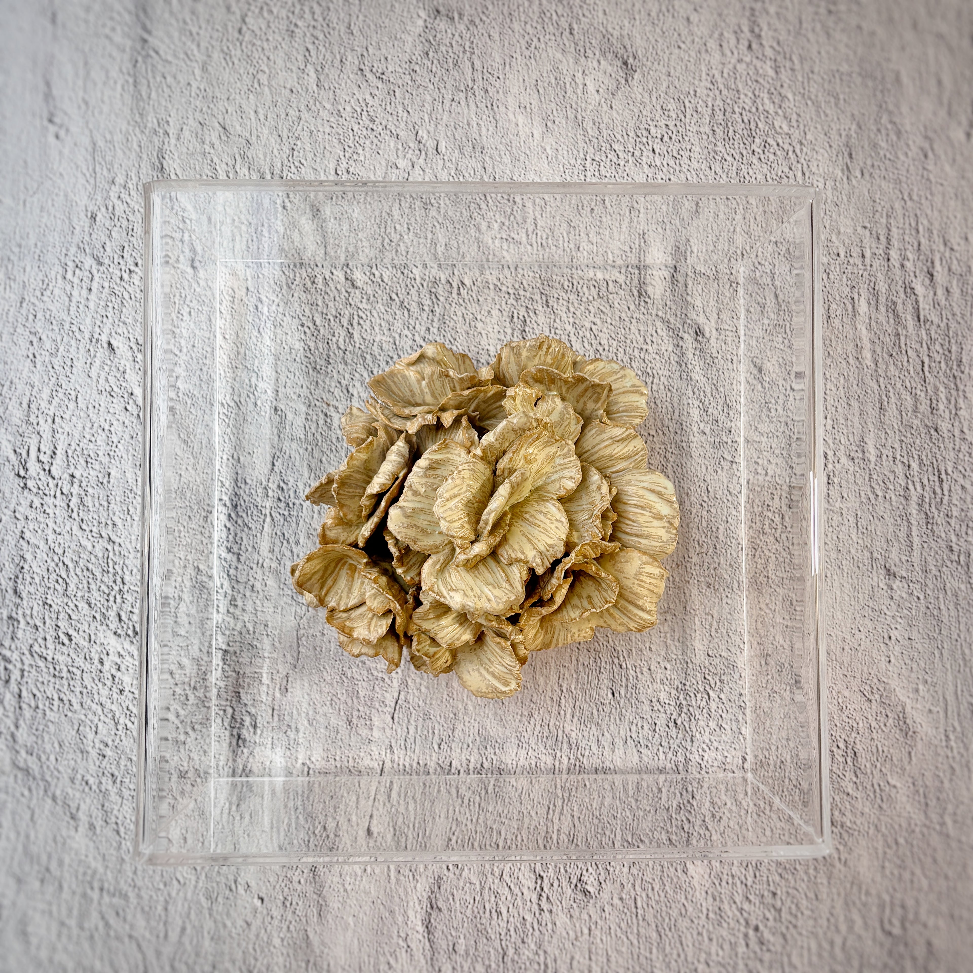 Escultura cerámica enmarcada en acrílico