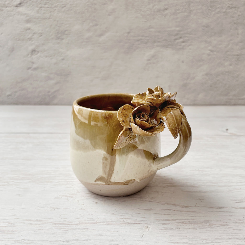 Taza de Cerámica Artesanal de 350ml con Asa Decorada con Rosas verdes. - Hecha a Mano