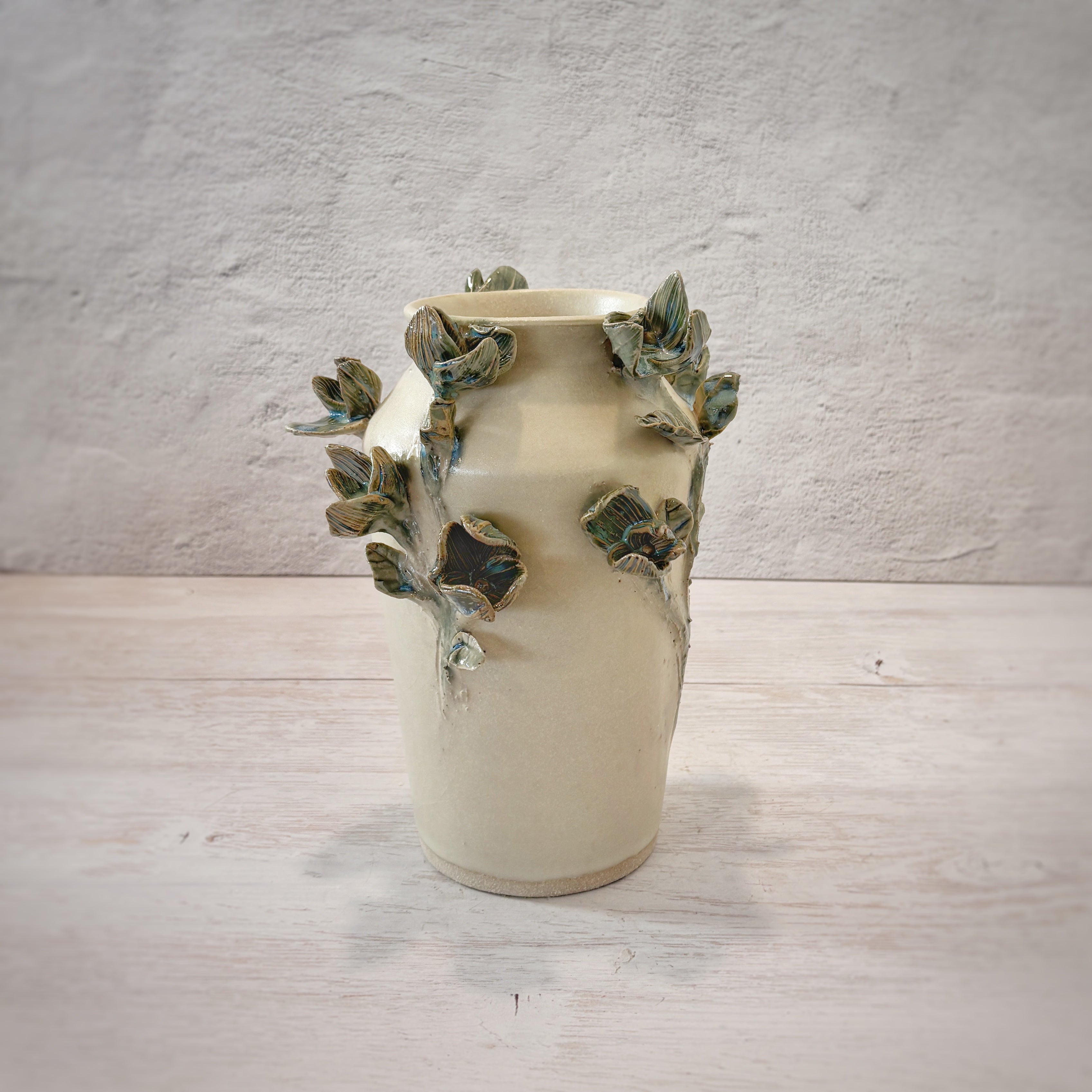 Jarrón blanco con flores Lirios