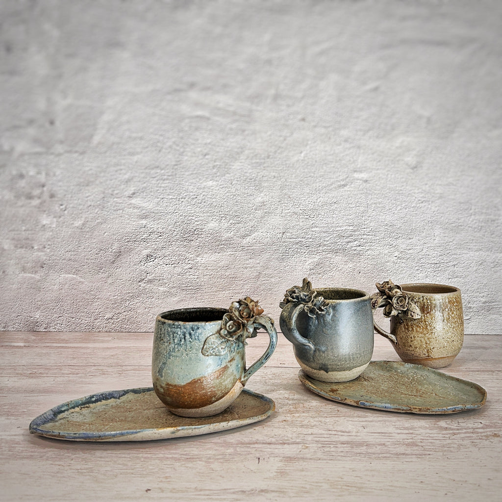 Plato / Bandeja  de cerámica azul arena en forma de hoja