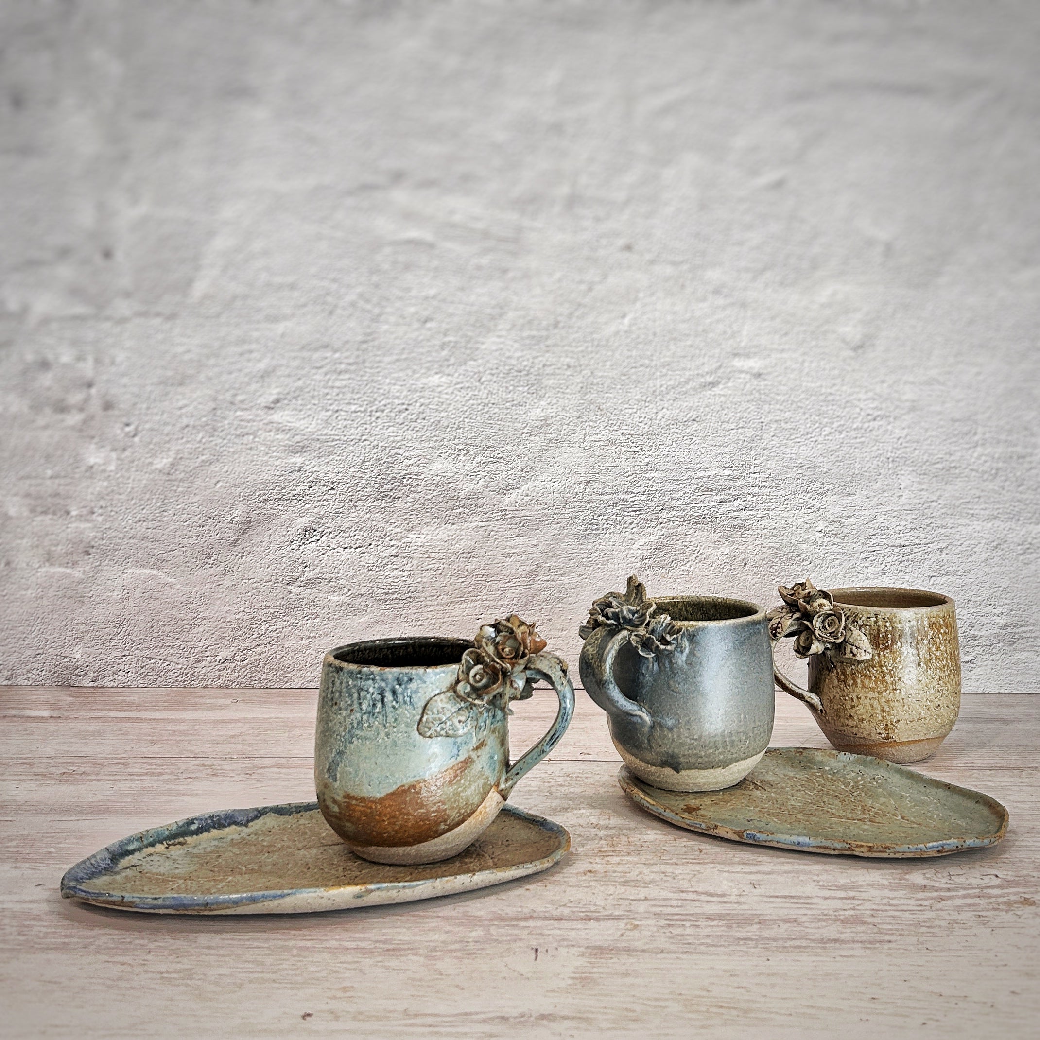 Plato / Bandeja  de cerámica azul arena en forma de hoja