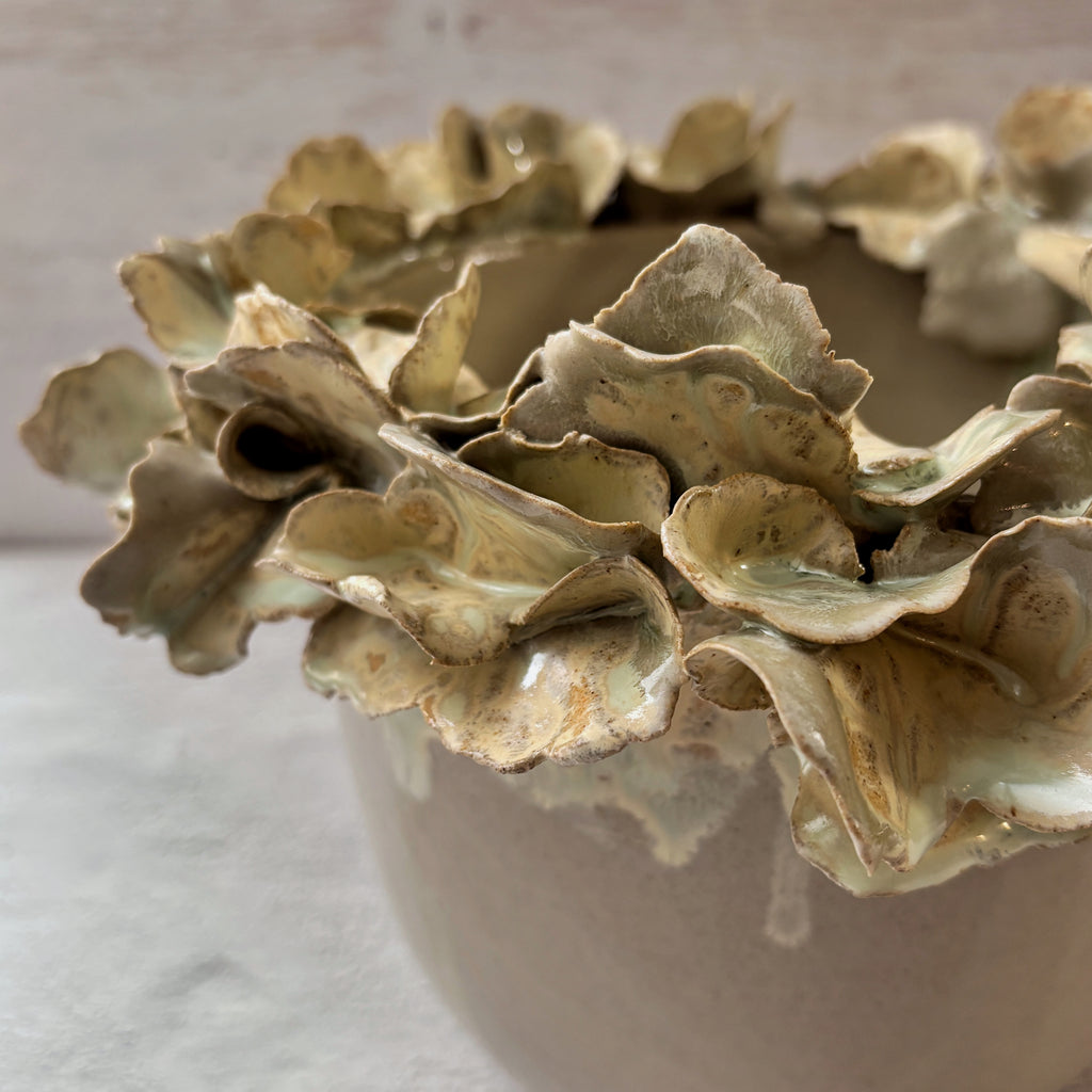 Vasija Macetero blanco verde agua-  pétalos