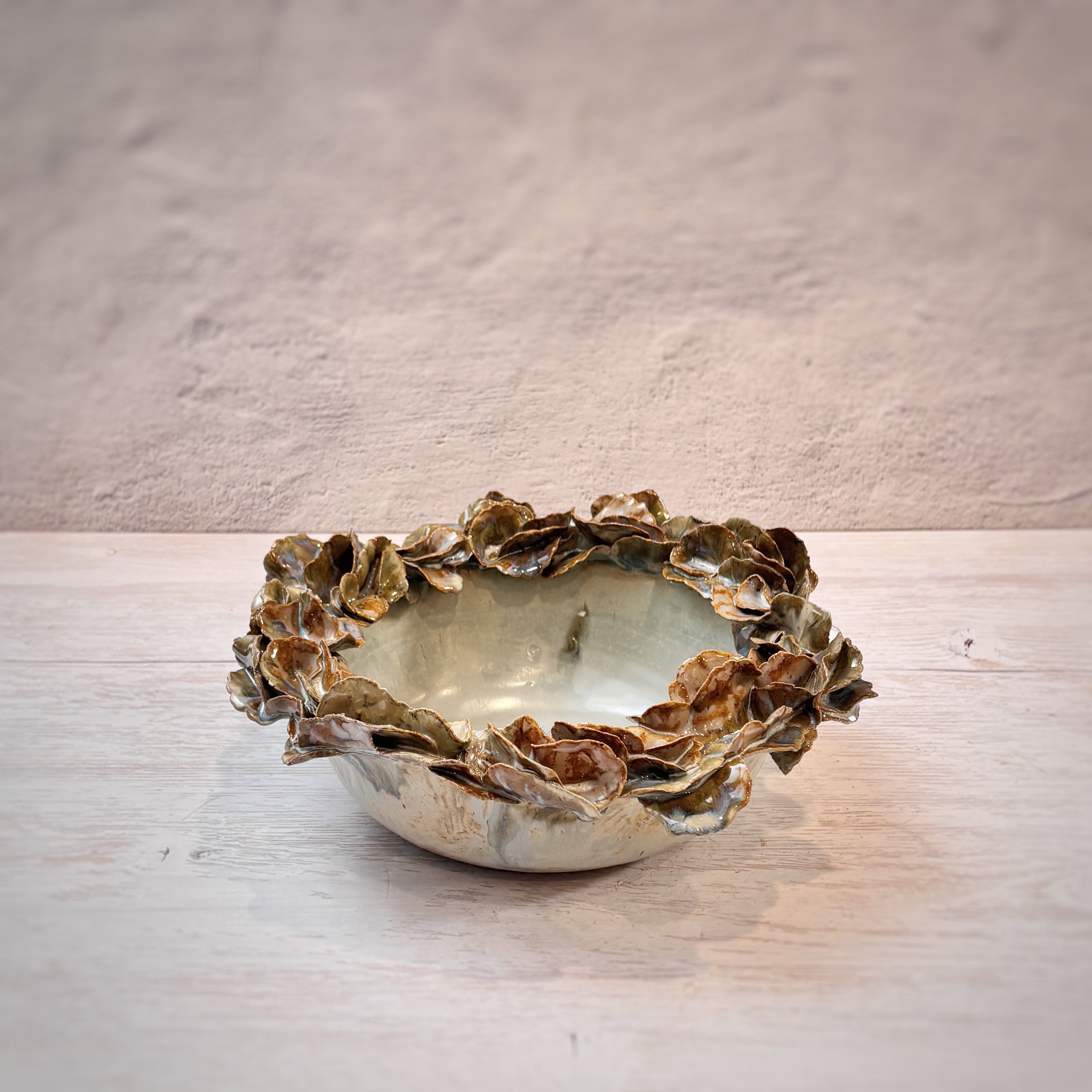 Bowl orgánico con bordes de hojas - en azules y arena