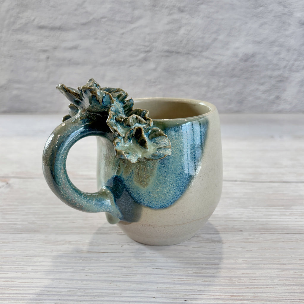 Taza de Cerámica Artesanal de 350ml con Asa Decorada con flores verdes. - Hecha a Mano