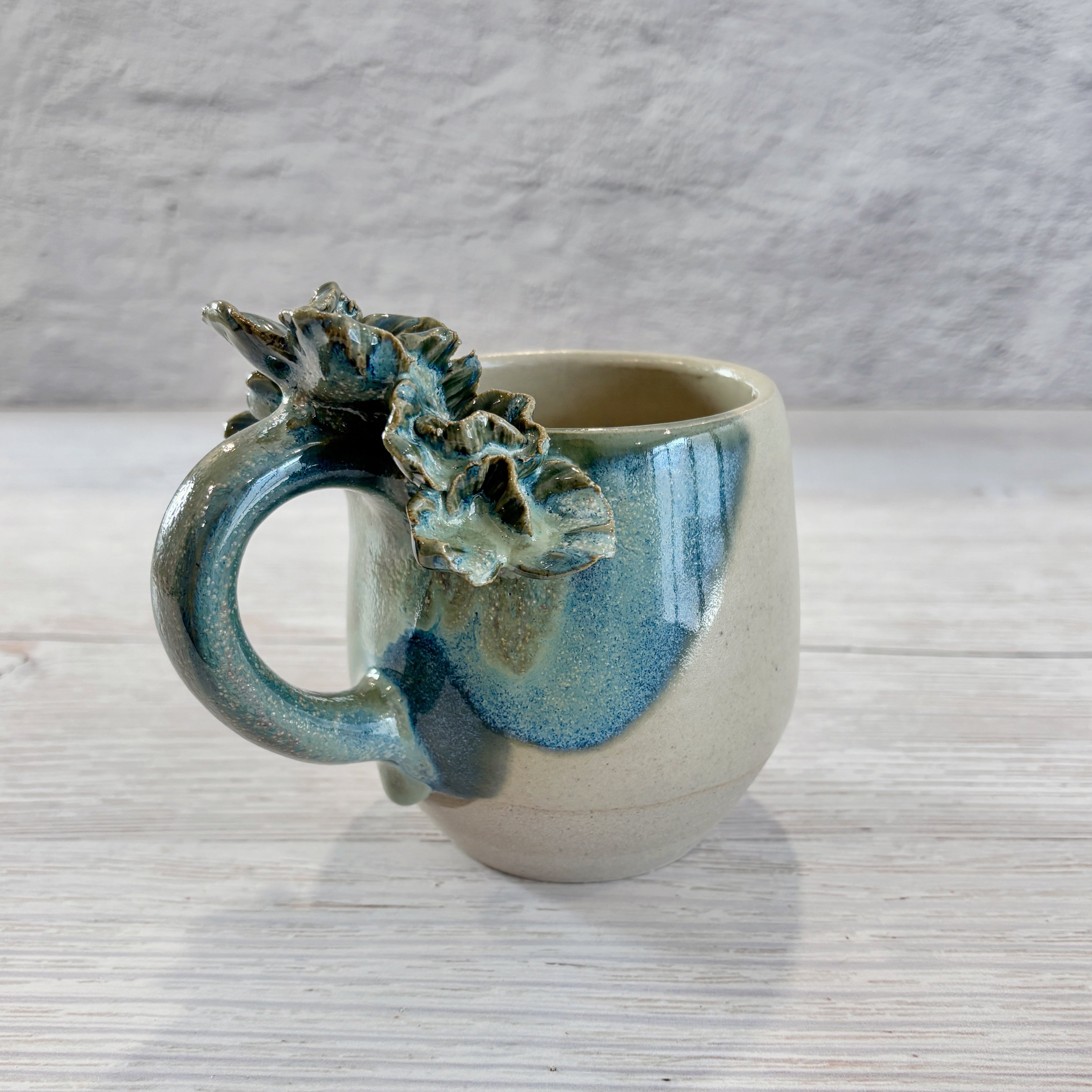 Taza de Cerámica Artesanal de 350ml con Asa Decorada con flores verdes. - Hecha a Mano