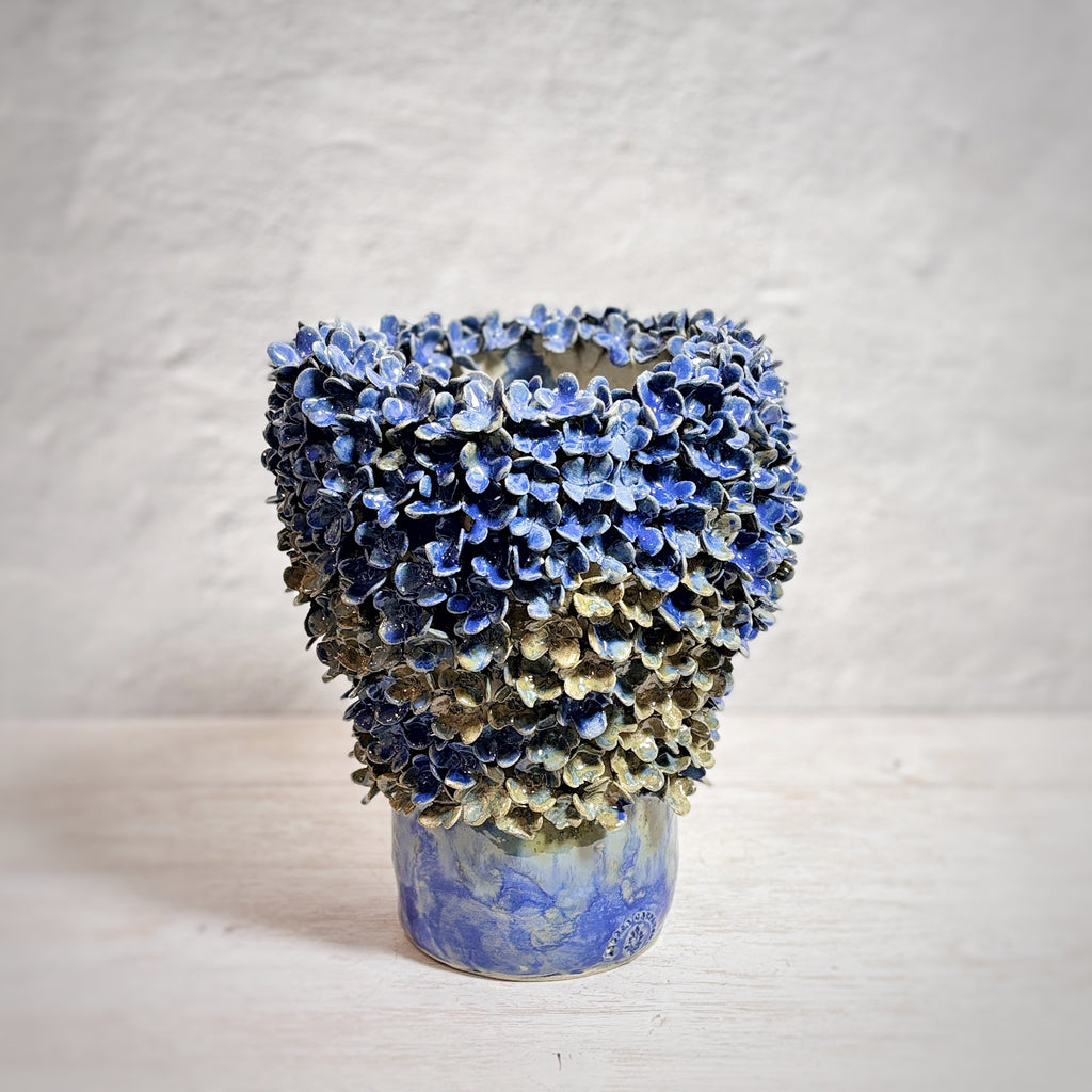 Vasija escultórica de Cerámica esmaltada en azules.