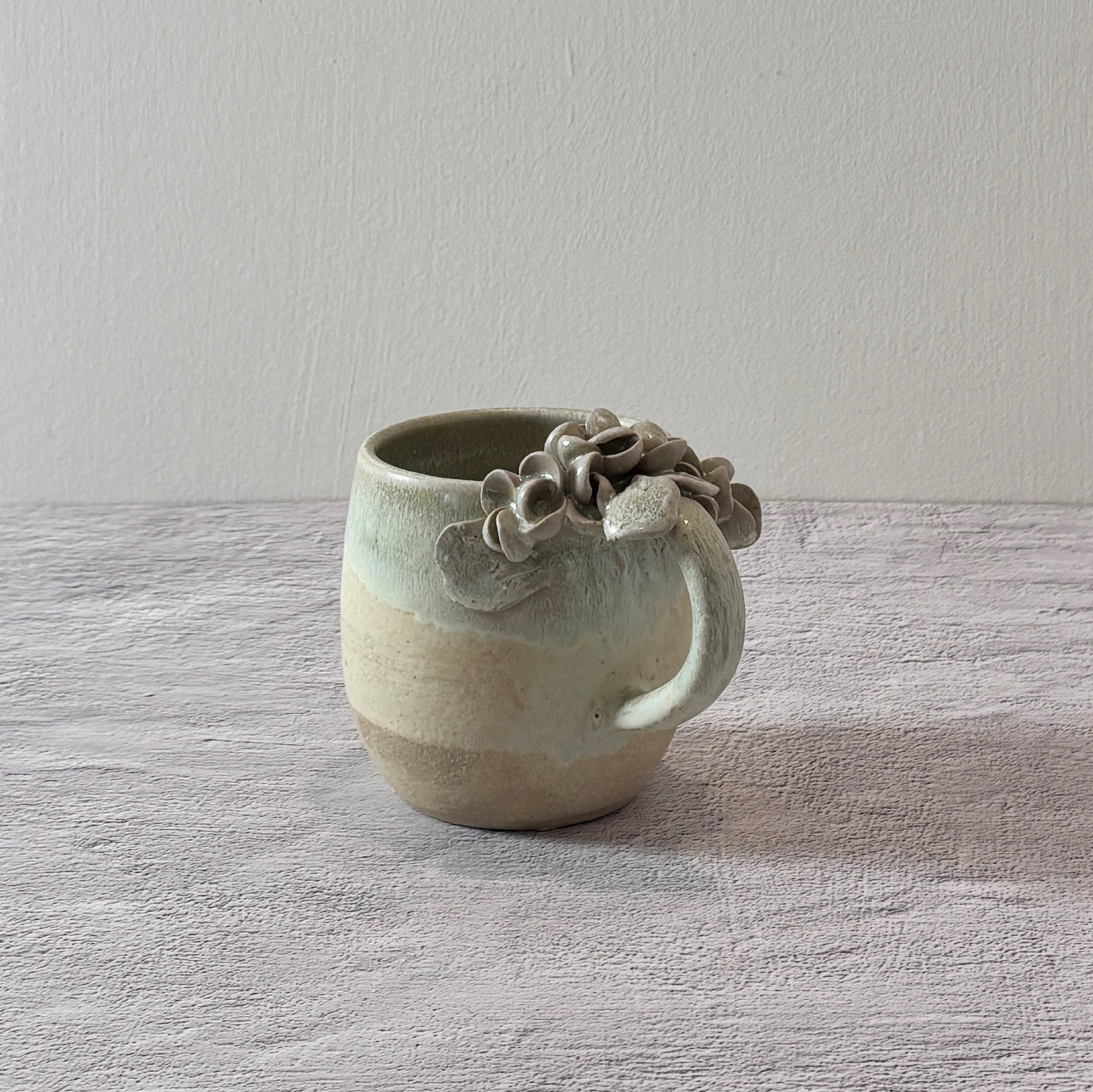 Taza de Cerámica Artesanal - Asa Decorada Hortensia verde agua. - Hecha a Mano