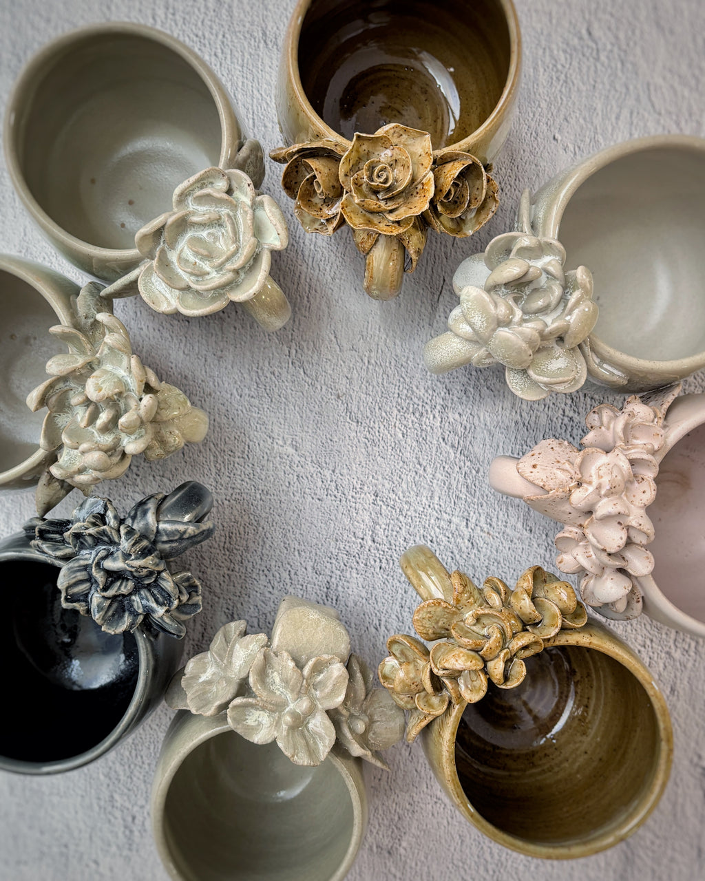 Taza de Cerámica Artesanal de 350ml con Asa Decorada con Peonias verde agua. - Hecha a Mano