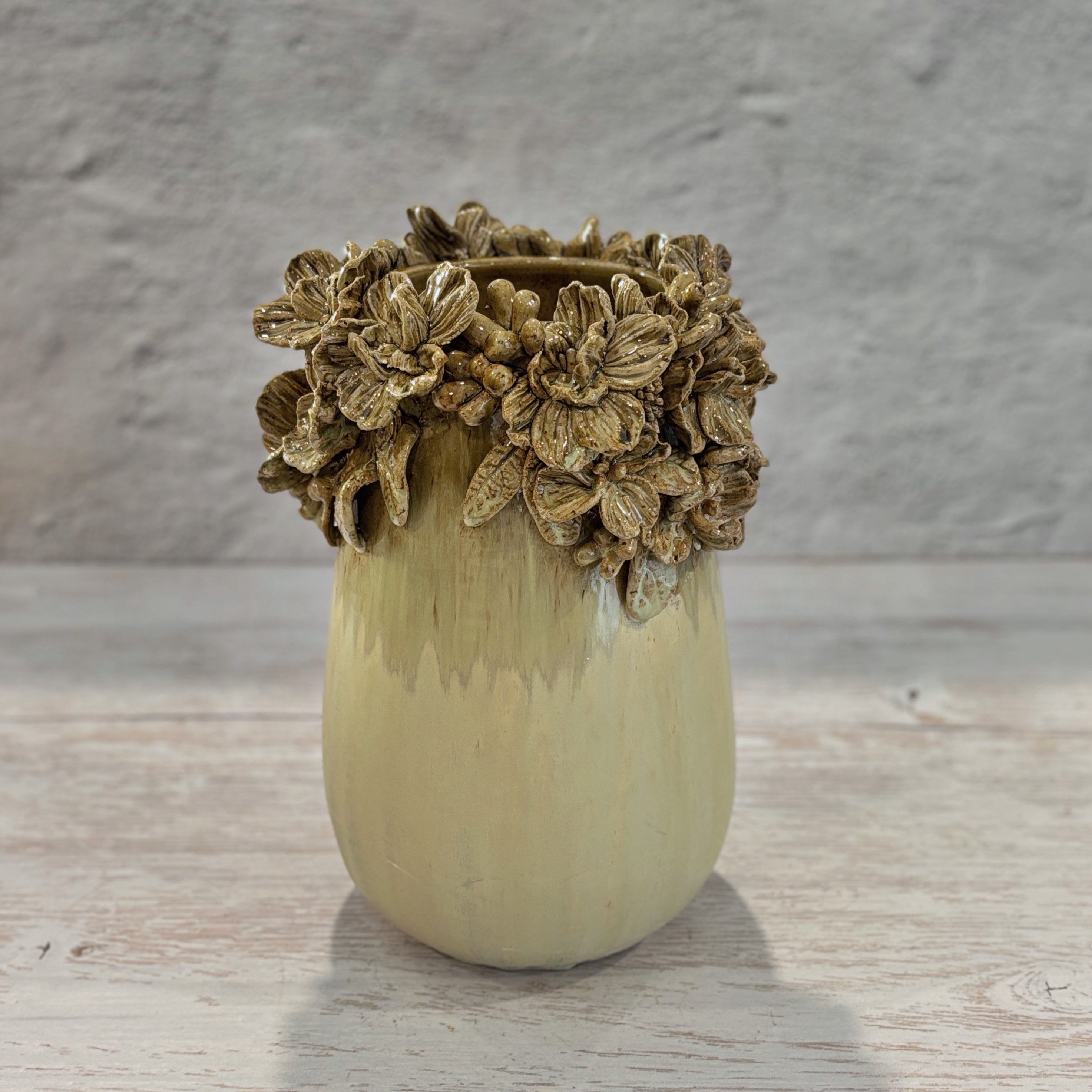 Jarrón de Ceramica en verdes y tierra con flores